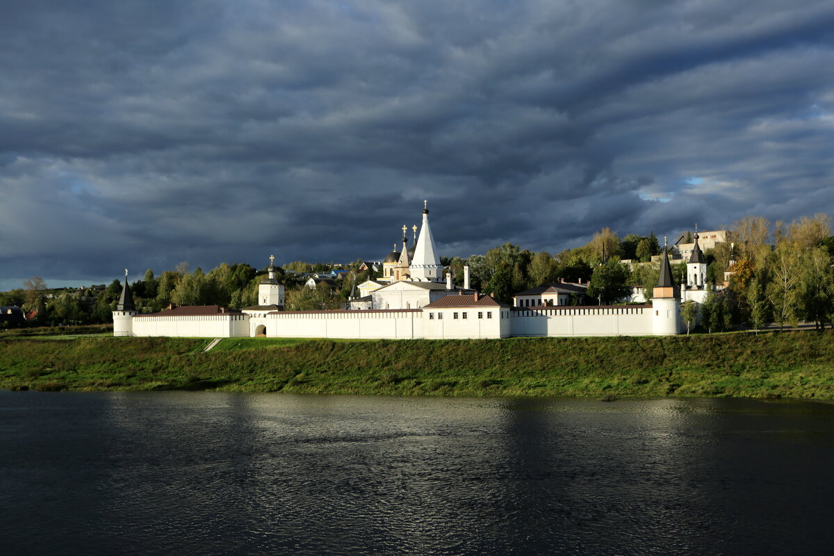 Вид на Свято-Успенский монастырь - Юрий Моченов