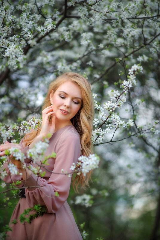 Девушка в цветущем саду - Дарья Дядькина