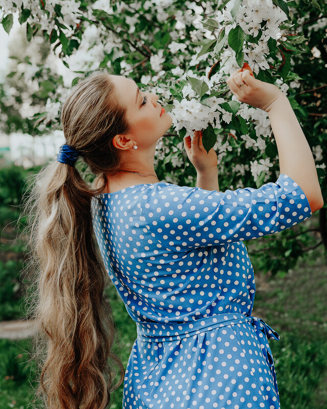 Девушка в саду - Ольга Рожкова