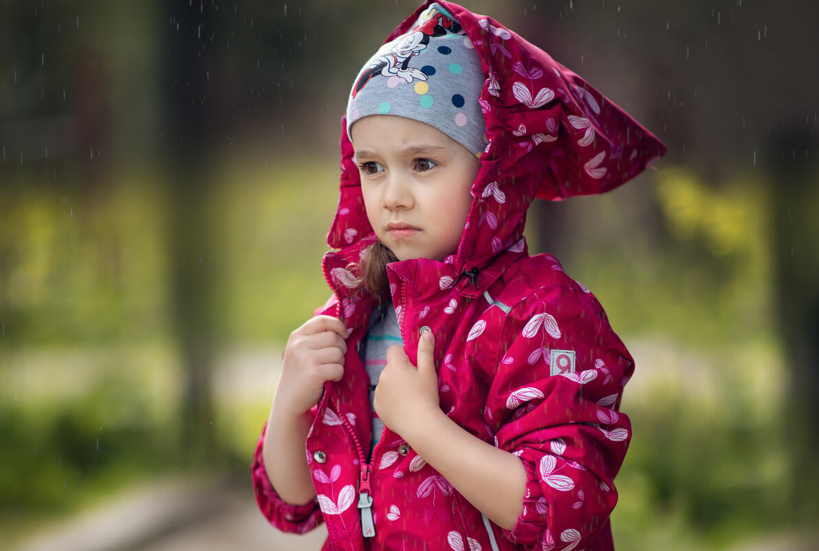 Только дети так искренне могут радоваться дождю или грустить под него... - Лилия .