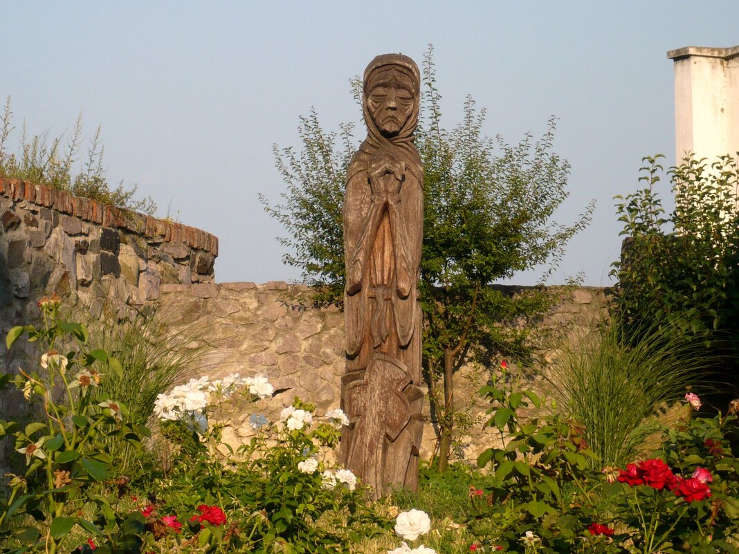 Скульптура на территории замка Паланок - Татьяна Ларионова