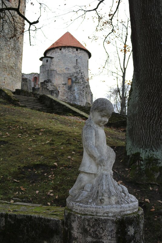 Скульптуры у цесисского замка - Ольга 