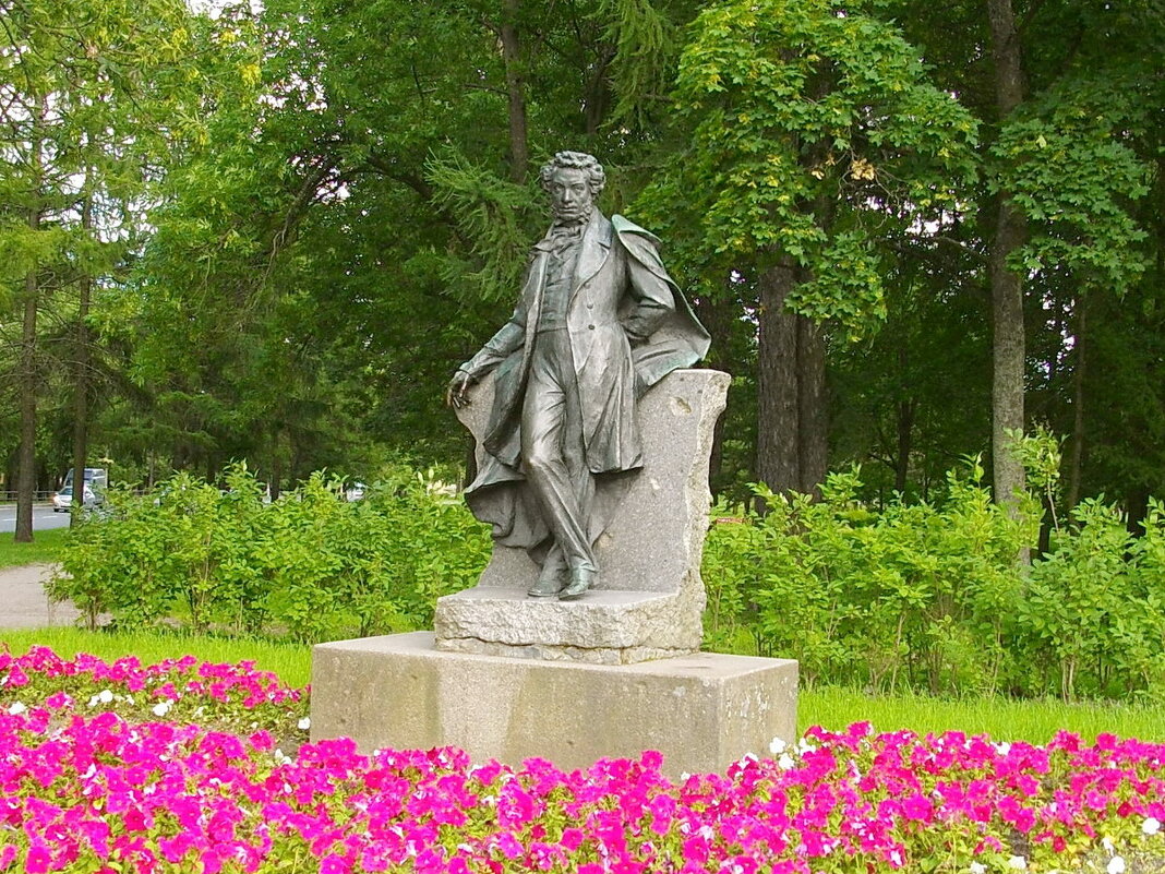 Памятник А.С.Пушкину при въезде в город Пушкин. - Лия ☼