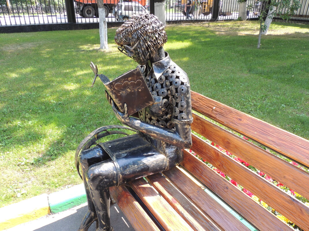 Памятник девушке с книжкой в районе Нагатинский Затон - Александр Качалин