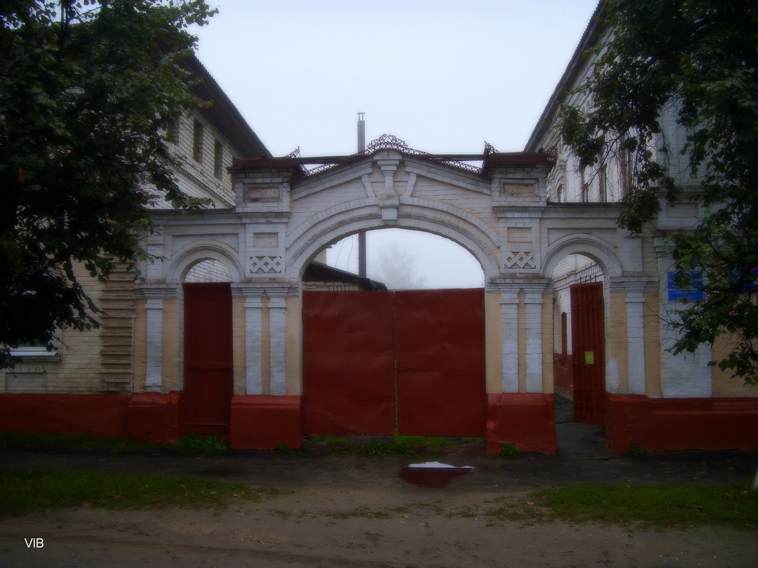 Ворота старинного купеческого подворья - Владимир 