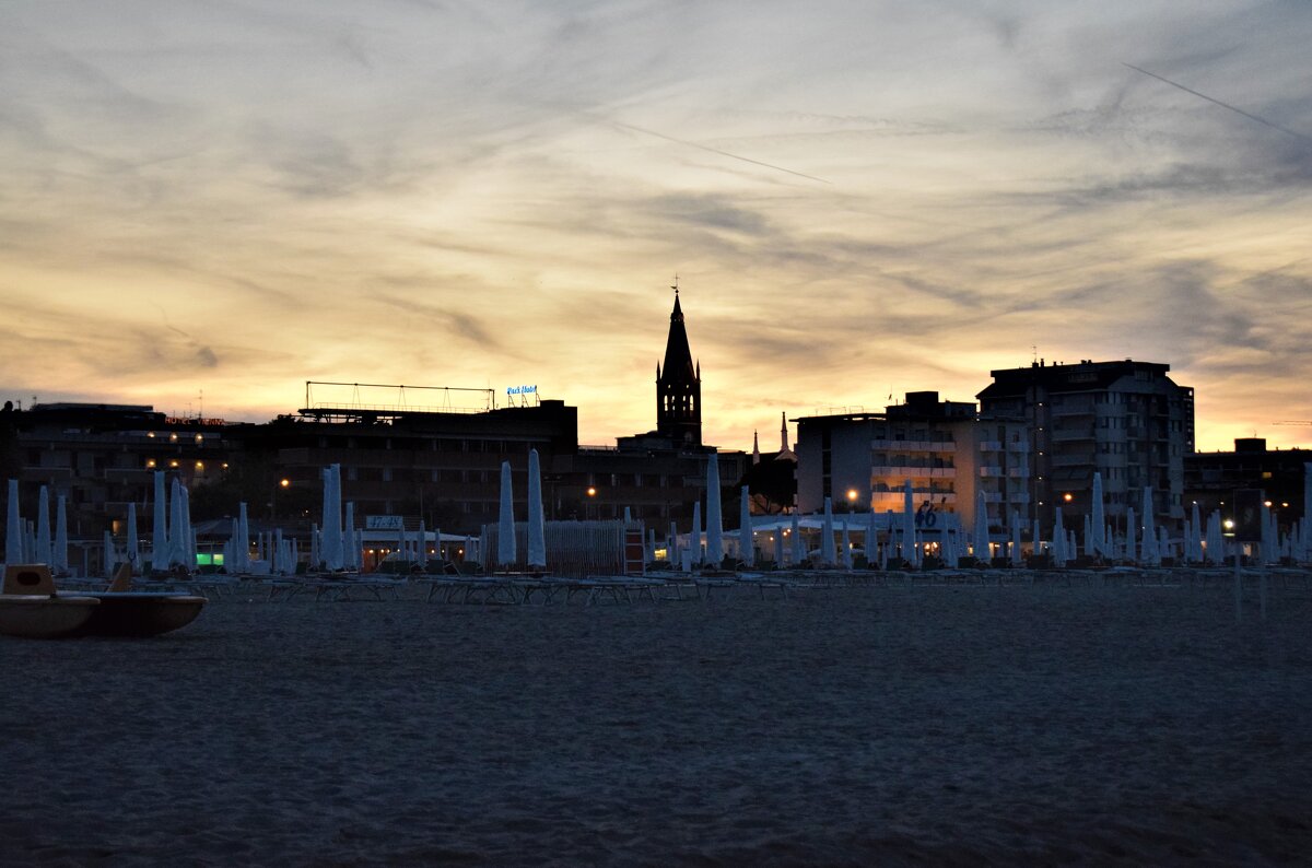 Пляж Римини на закате. - Марина 