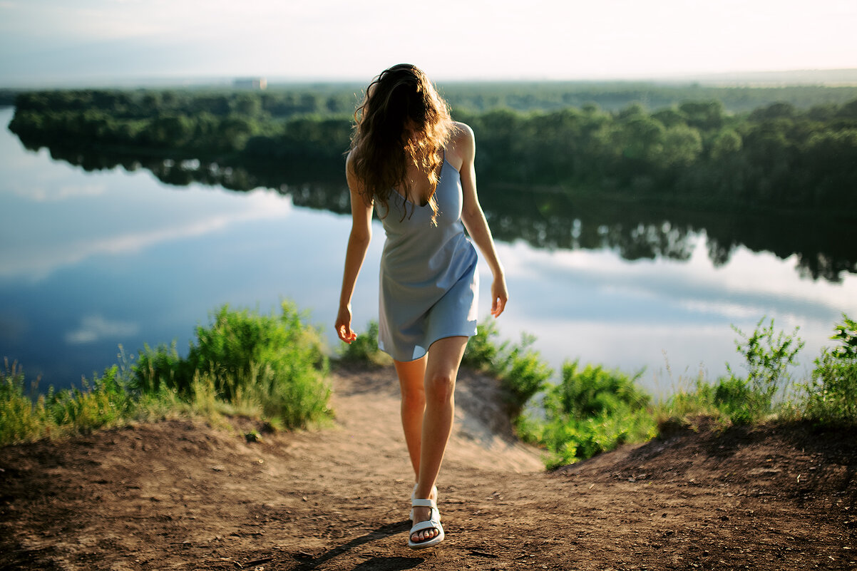 Девушка в красивом голубом платье гуляет по песчаной горе у реки - Lenar Abdrakhmanov