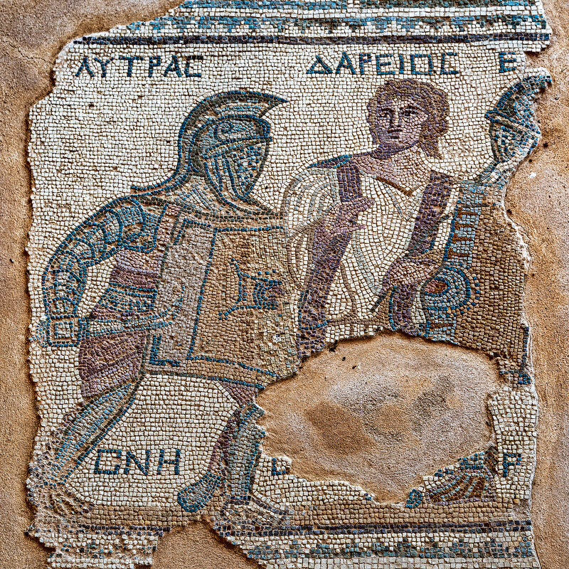 Античная греческая мозаика с изображением двух сражающихся гладиаторов и судящего их рефери. - Павел Сытилин
