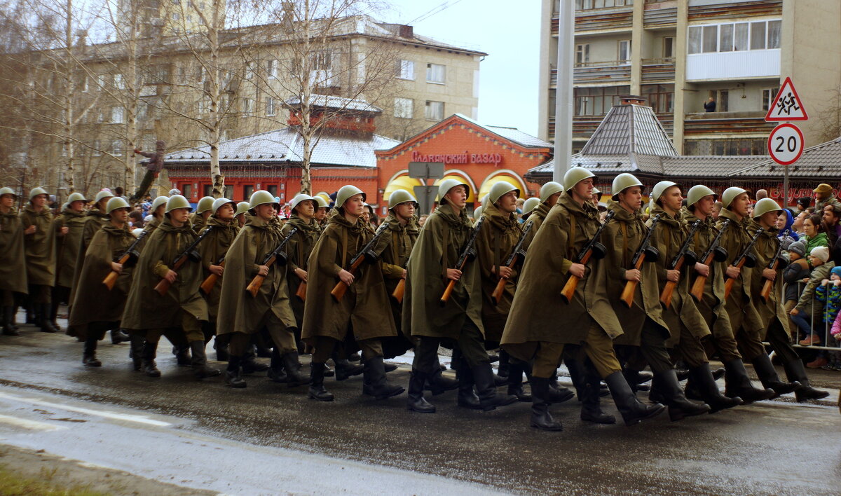 Когда,чеканный шаг равняя,идут солдаты на парад -я замираю,вспоминая,что был на свете мой солдат.... - Анна Суханова