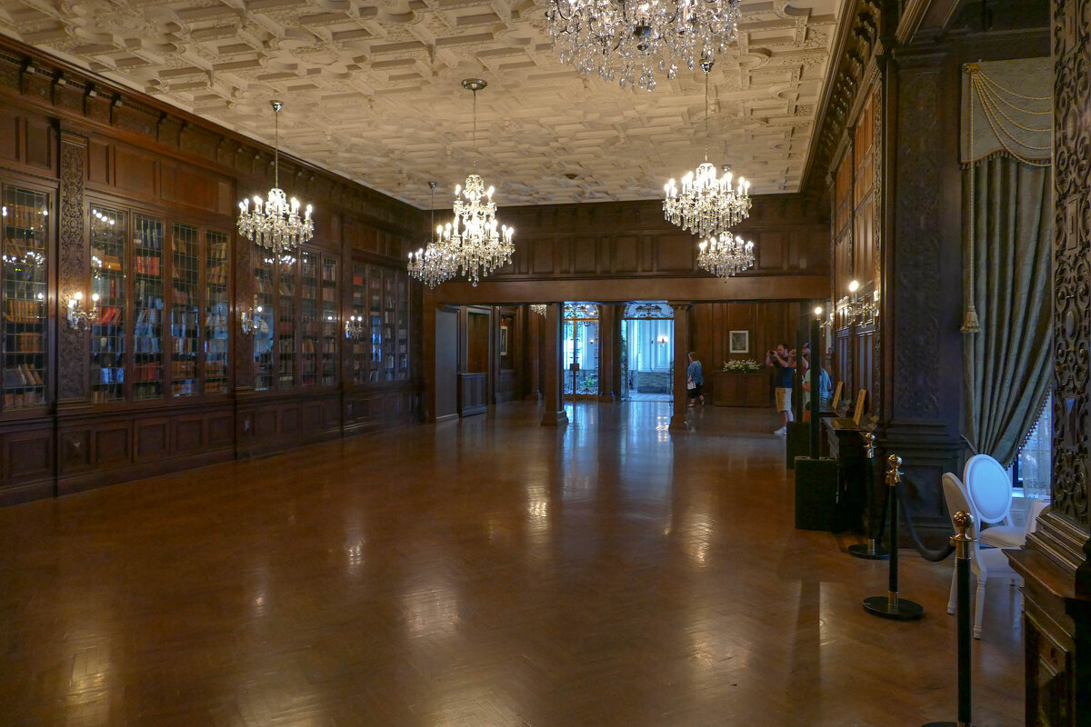 Зал библиотеки в замке Каса Лома, Торонто - Юрий Поляков