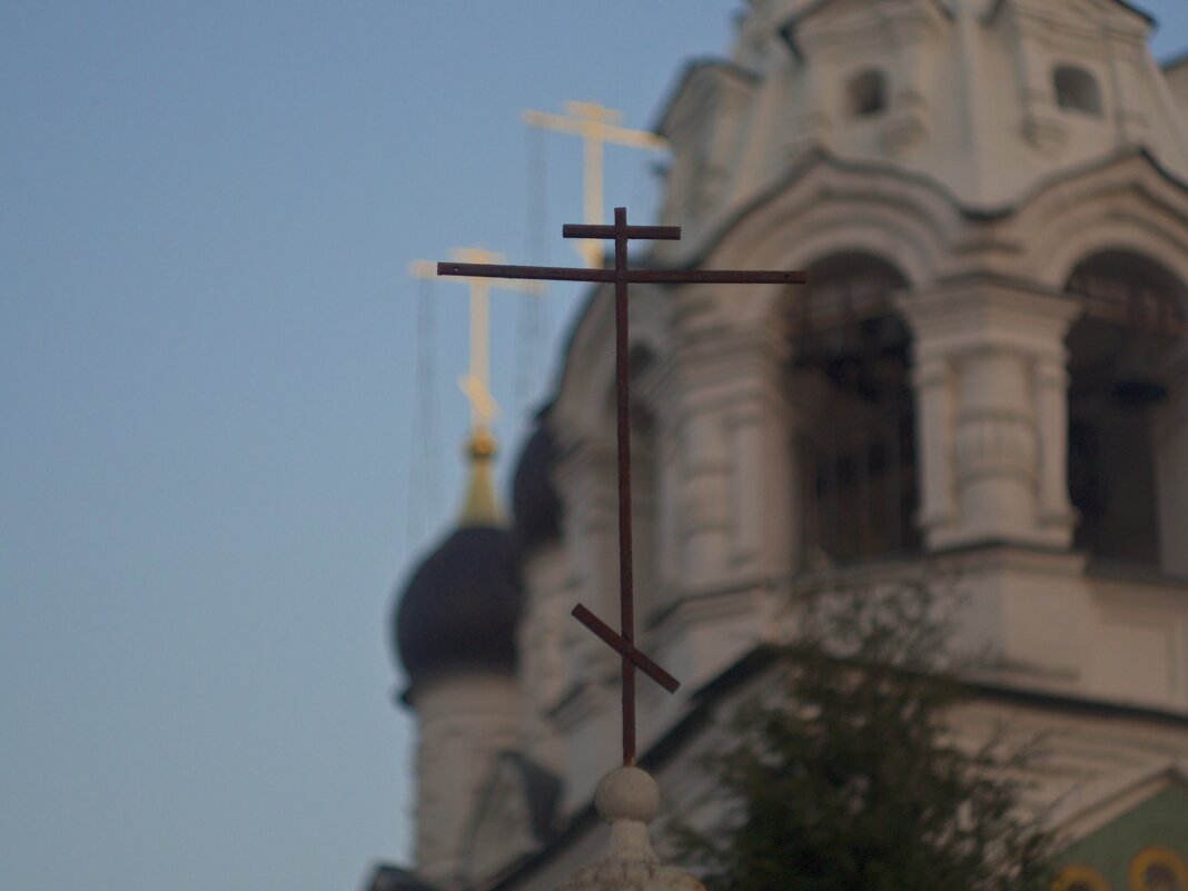 Крест врат церкви Сергия Радонежского в Комягино. - Absolute Zero