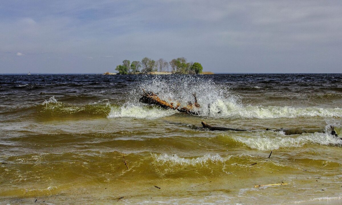 волны на реке