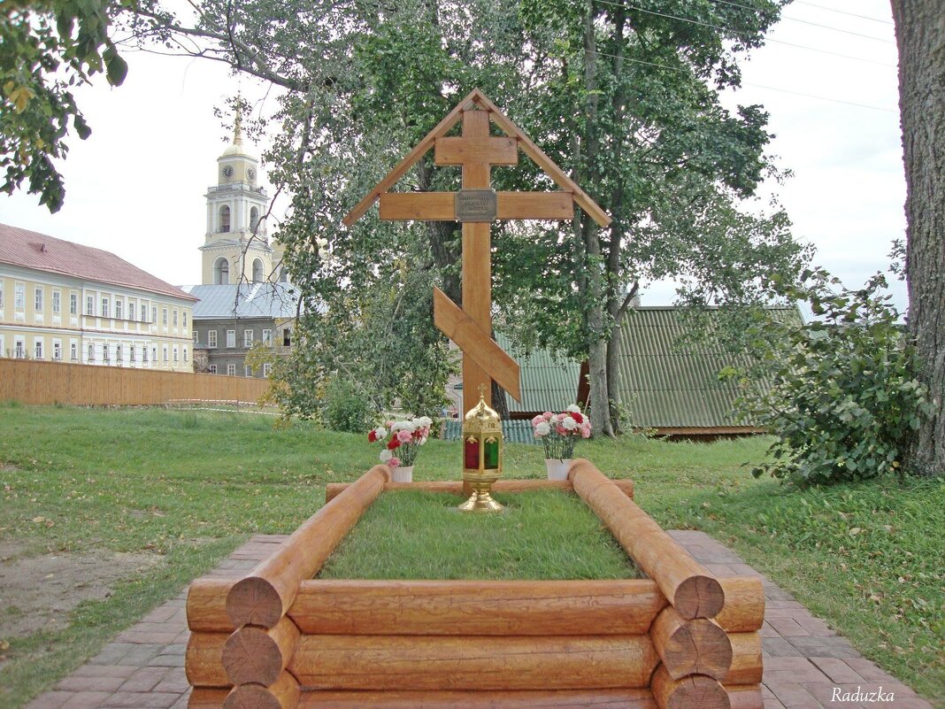 Здесь похоронен Архимандрит Вассиан, 2010 г. - Raduzka (Надежда Веркина)