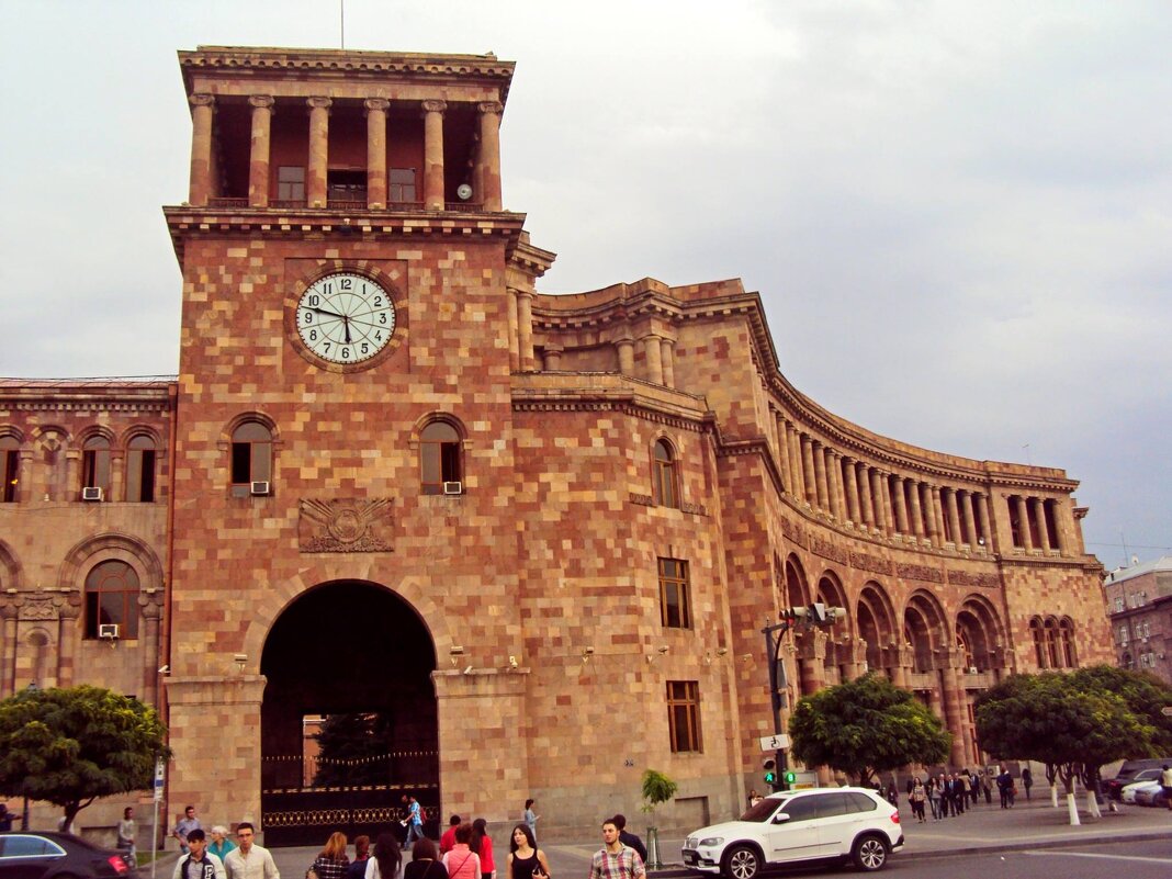 Здание правительства Армении - Tata Wolf