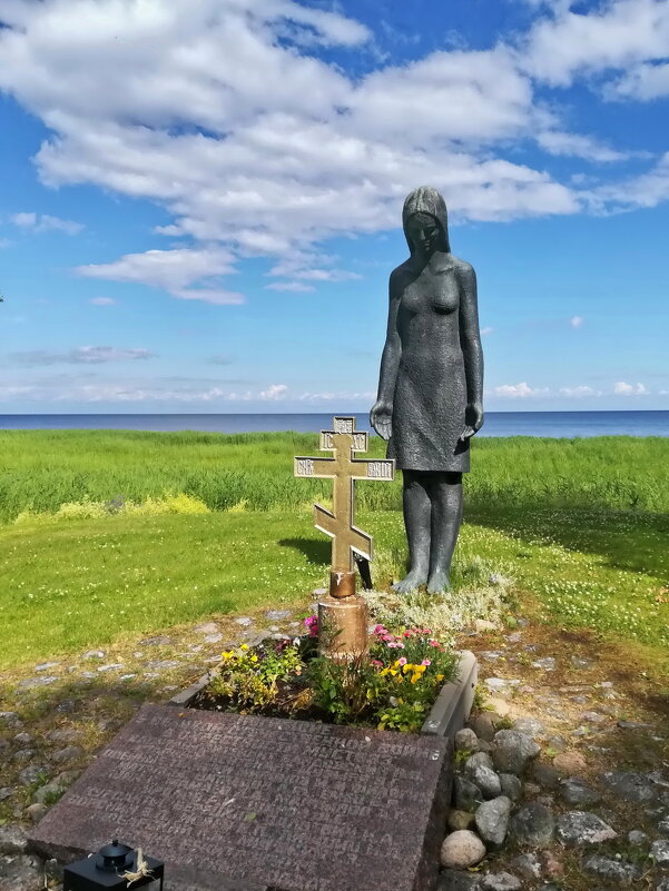 Скульптура «Скорбящая девушка» на берегу Чудского озера - veera v