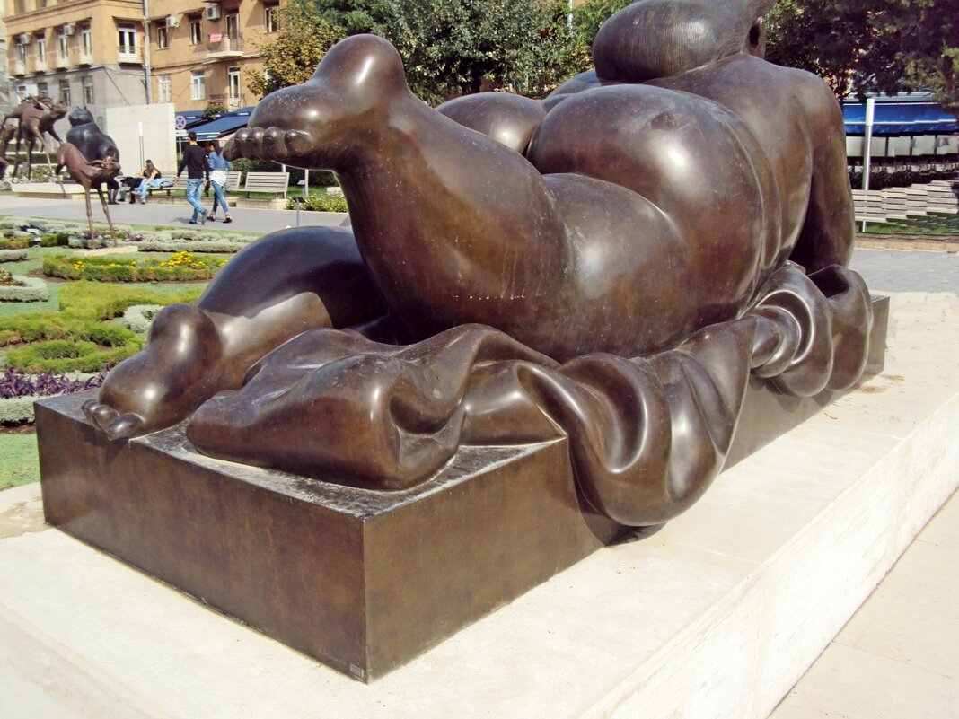 Скульптура курящей женщины - Tata Wolf