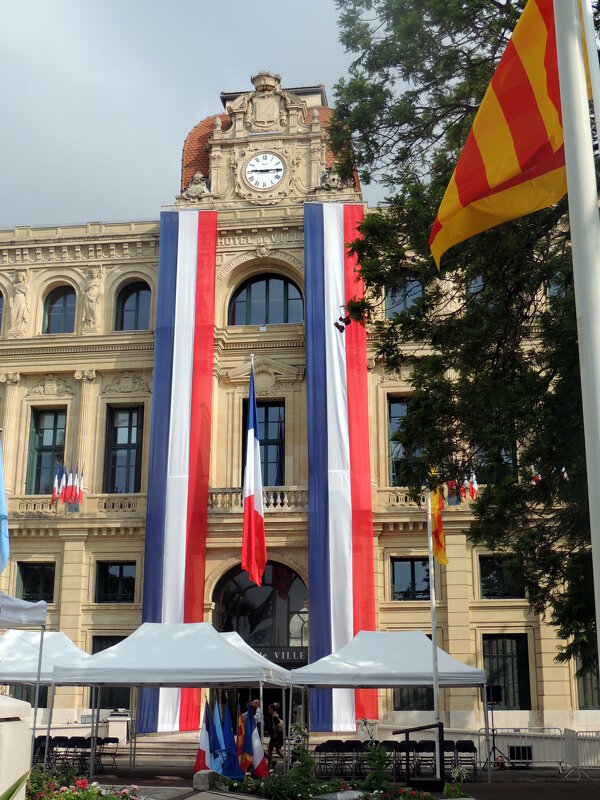 Фрагмент здания мэрии Канн в день национального праздника Франции Дня Бастилии. - Гала 