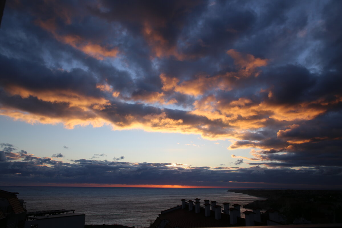 Облака над морем в закатном свете - Oleg 