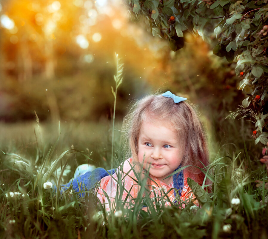 Девчушка в травке - Олеся Шульженко