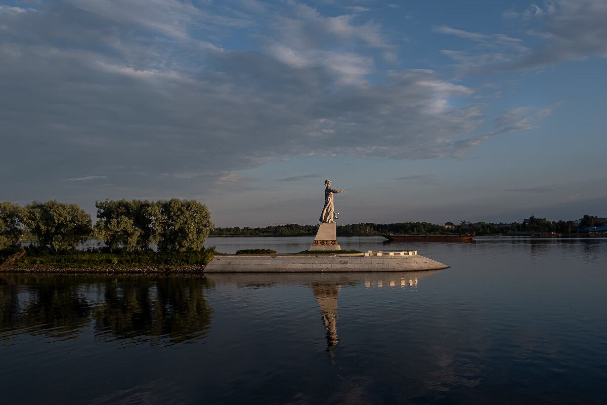 Монумент "Волга" у Рыбинского шлюза. - Елена Савчук 
