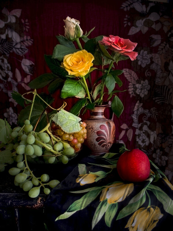 Натюрморт с виноградом,розами и нектариной - Alla Shapochnik