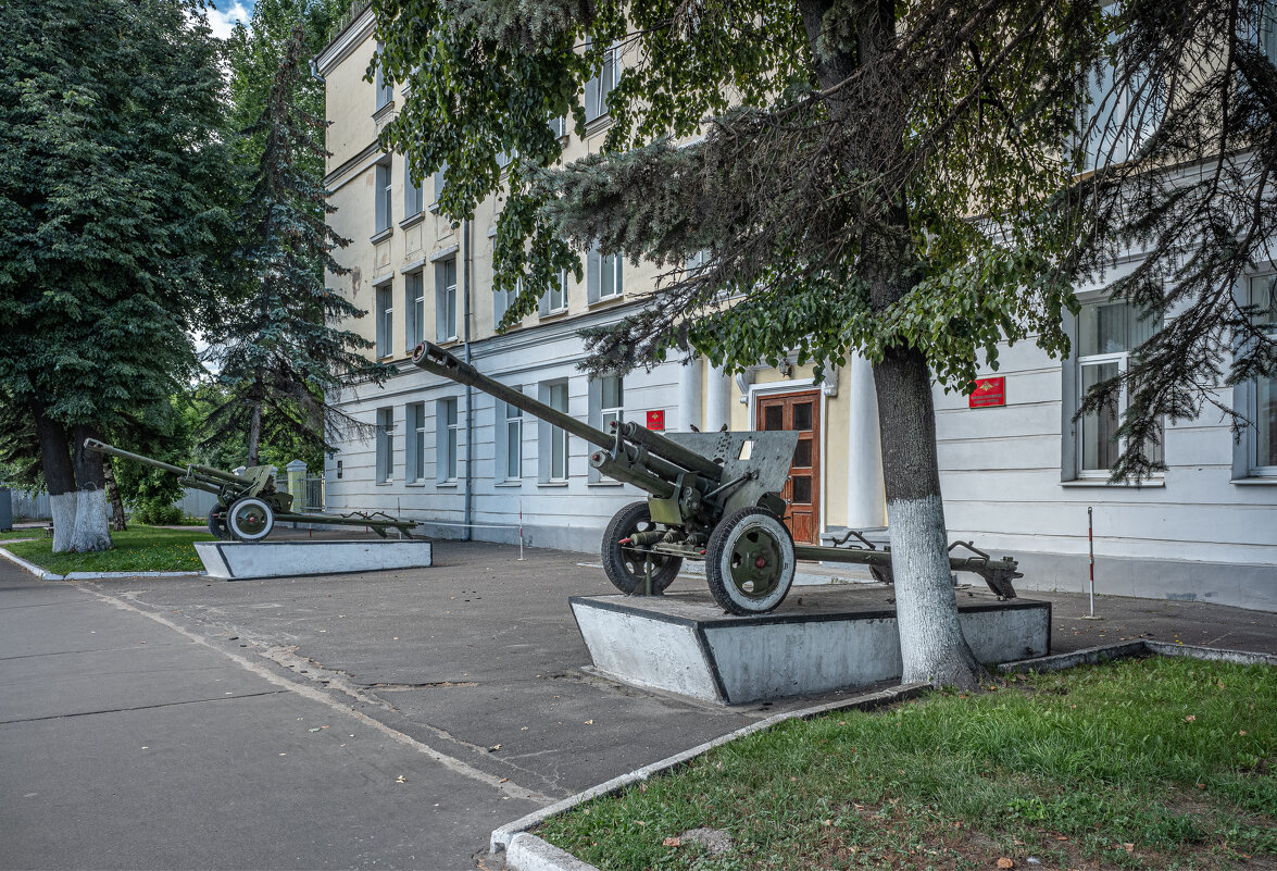 Две знаменитые дивизионные пушки ЗИС-3 у входа в Калининское СВУ. - Михаил "Skipper"