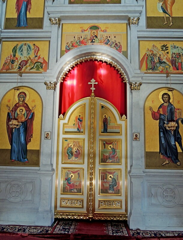 Царские врата иконостаса в интерьере Татьянинской церкви в Люблино, в Москве. - Александр Качалин