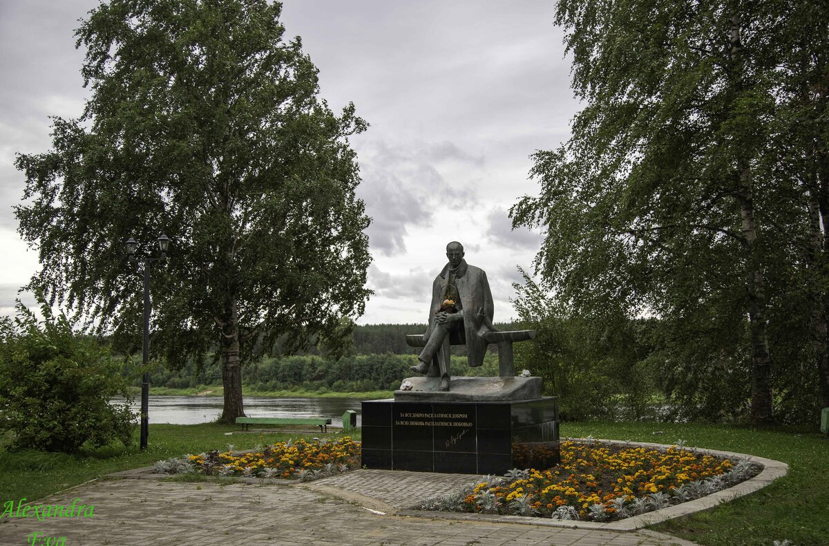 Памятник поэту Николаю Рубцову на берегу реки Сухоны в городе Тотьма. - Александра 