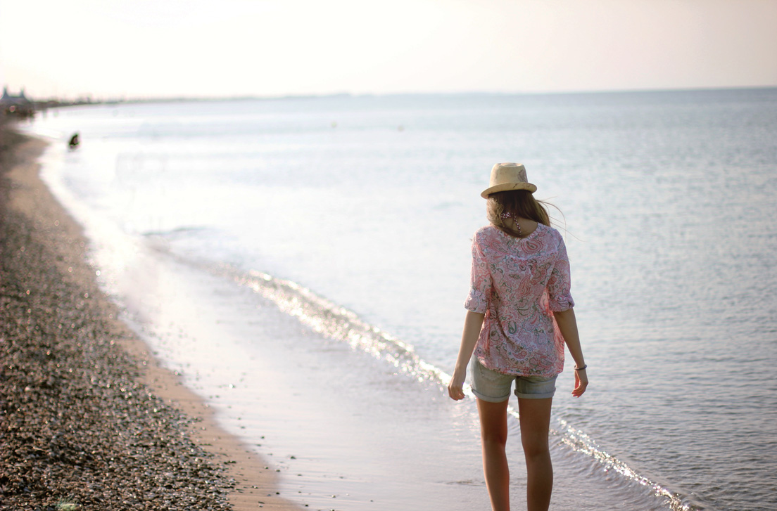 walking along the shore. - Алёна Емельянова