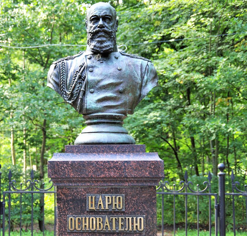 Бюст Александра III на постаменте с надписью «Царю-основателю». - Валерий Новиков