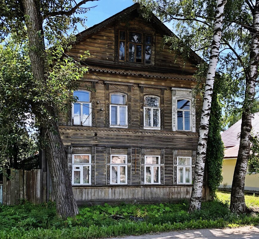 Двухэтажный дом с красивыми наличниками - Евгений Кочуров