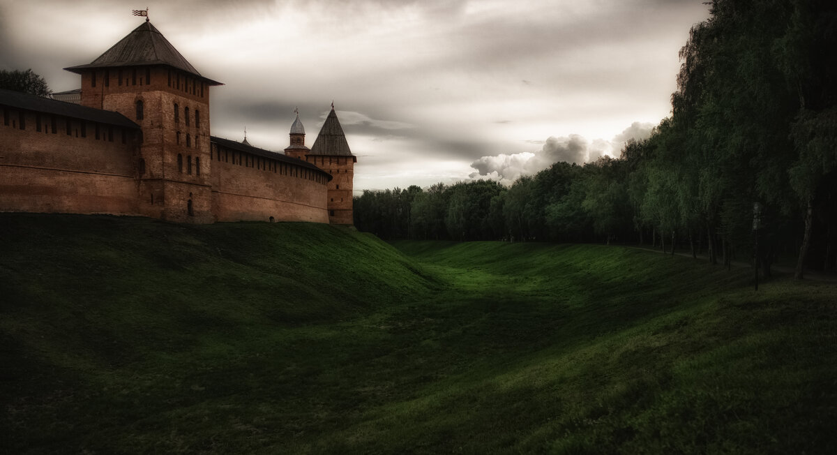 Единственный в России полностью сохранившийся  крепостной ров близ Новгородского Кремля. - Лилия .