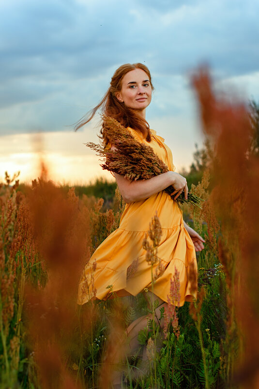 Рыжая девушка в поле - Анна Лукинская