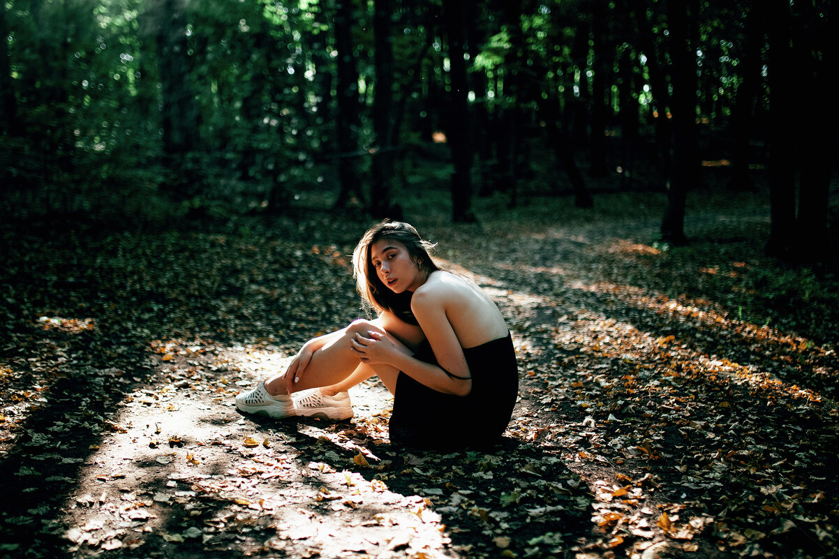 Девушка в черном платье греется на солнышке в лесу - Lenar Abdrakhmanov