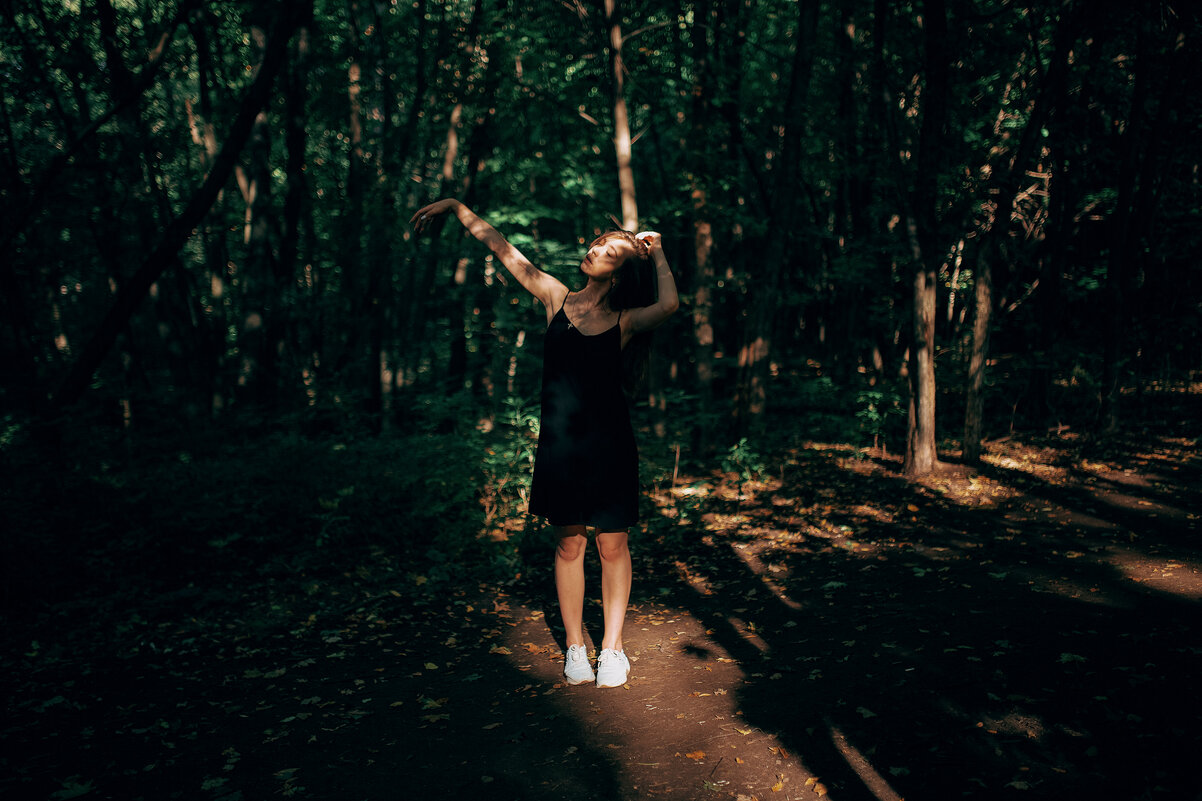 Девушка в черном платье гуляет по солнечному лесу - Lenar Abdrakhmanov