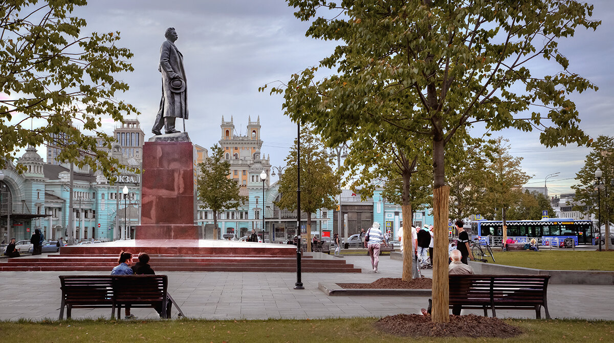 Москва. Площадь Тверская Застава. Памятник Максиму Горькому. - В и т а л и й .... Л а б з о'в