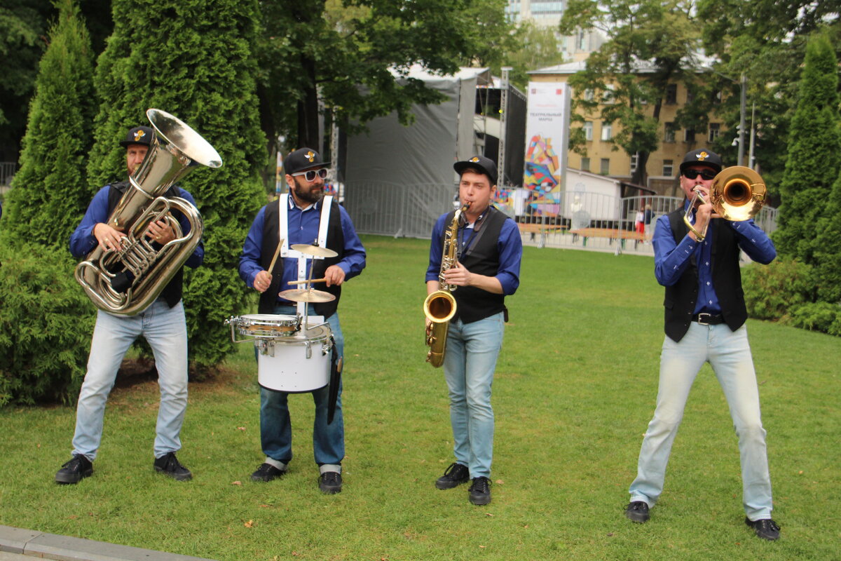 Boom Brass Band выступает в Саду Эрмитаж. Москва. - Валерий 