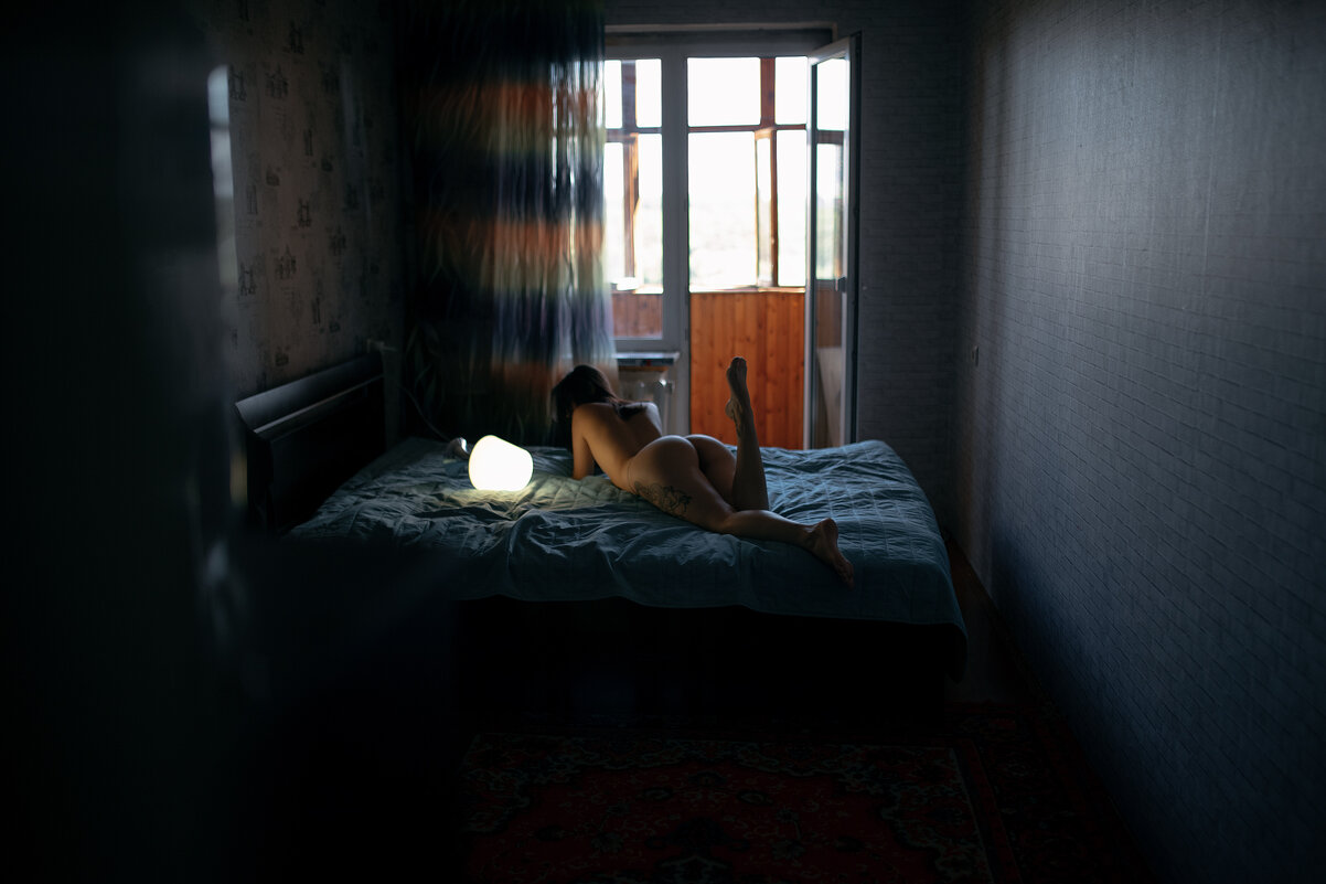 Девушка в белье отдыхает на своей кровати - Lenar Abdrakhmanov