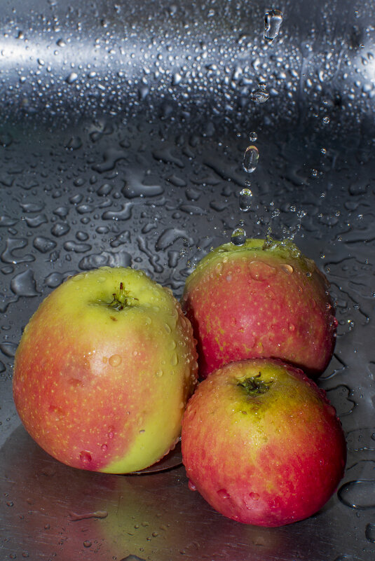 яблочки и капли воды - Александр Леонов