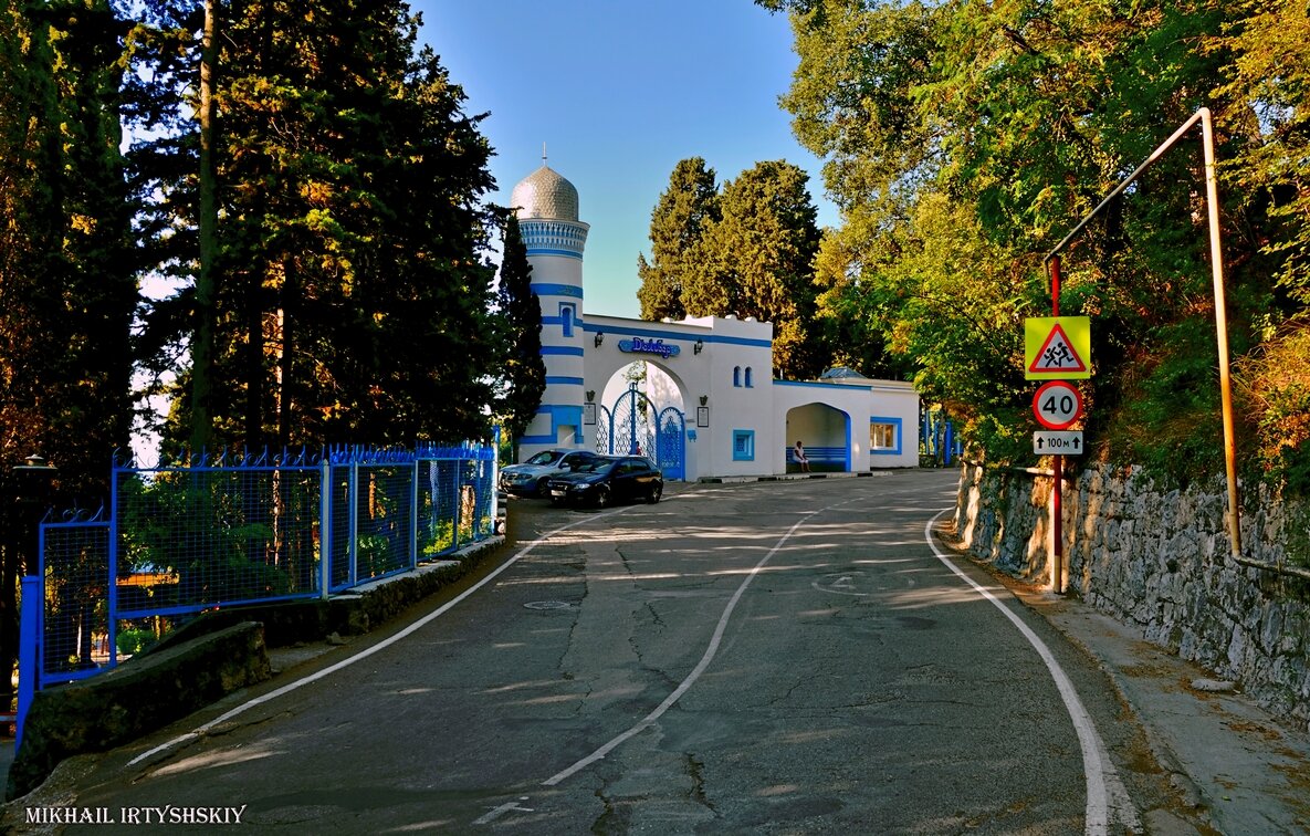 Ворота дворца Дюльбер. Алупкинское шоссе. - Mikhail Irtyshskiy