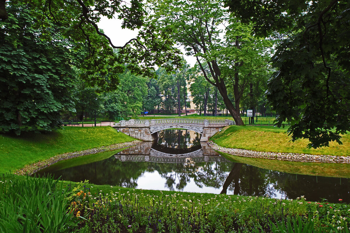 Петербургские зарисовки, Михайловский сад - Евгений 