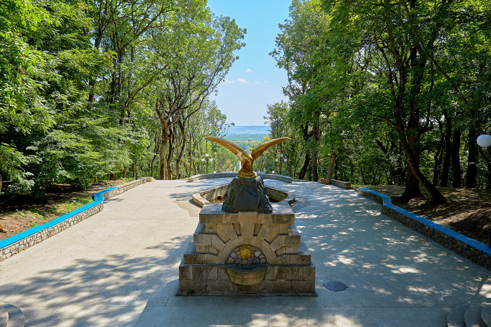 Железноводск. Городской парк. Центральная аллея. Статуя орла - Николай Николенко