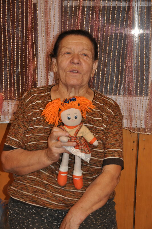 Баба Тоня с куклой своего детства - Борис 