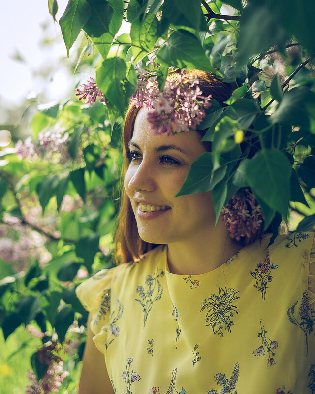Девушка в кустах цветущей сирени - Юлия Крапивина