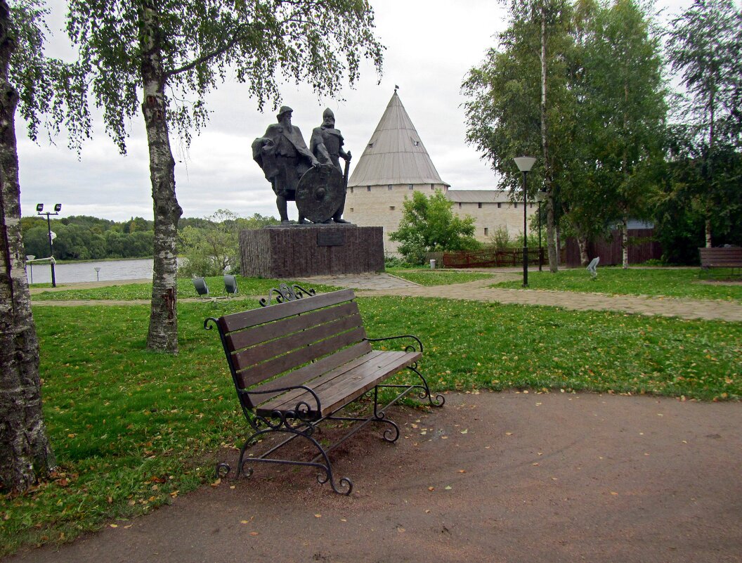 Памятник князьям Рюрику и Олегу Вещему. в Старой Ладоге - dli1953 