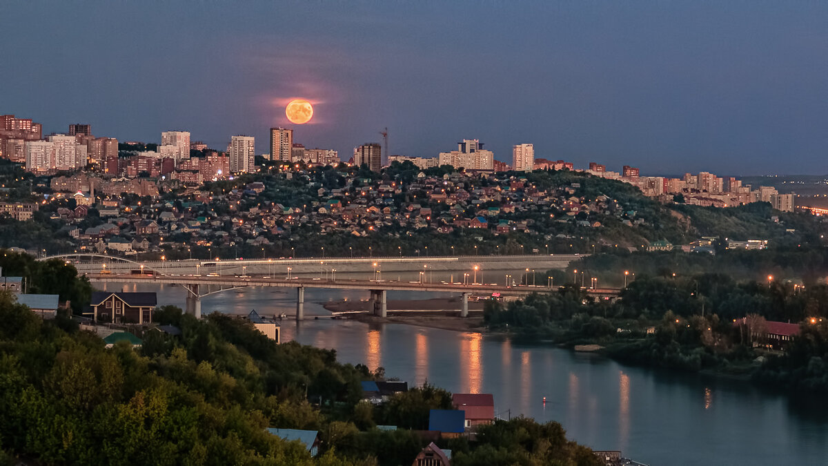 Луна над городом взошла опять ... - Сергей Шатохин 