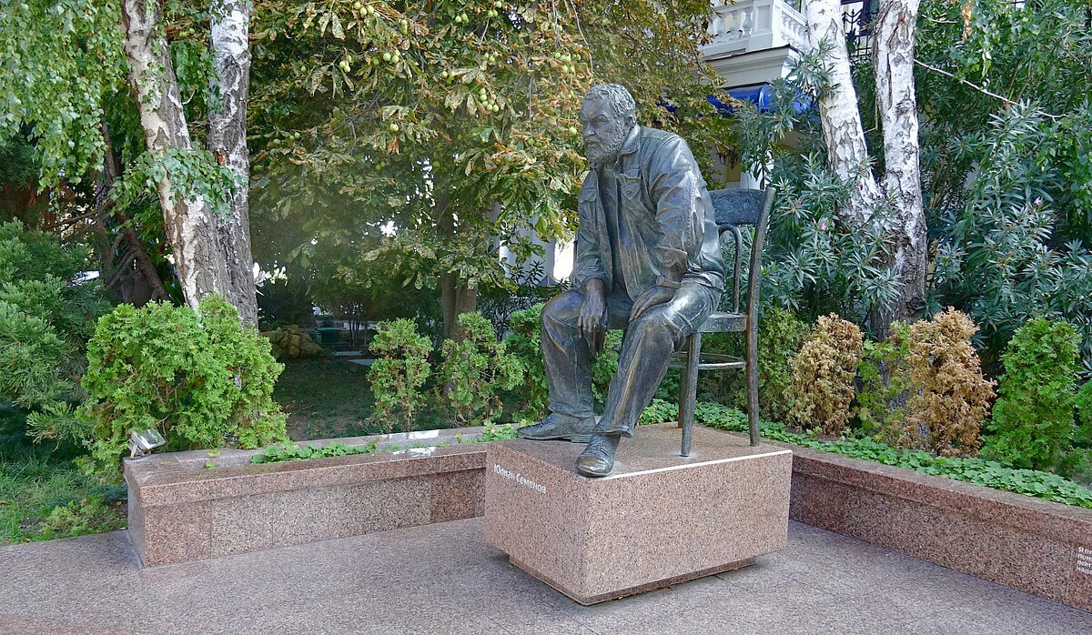 Ялта. Памятник Юлиану Семенову - Сергей Антонов