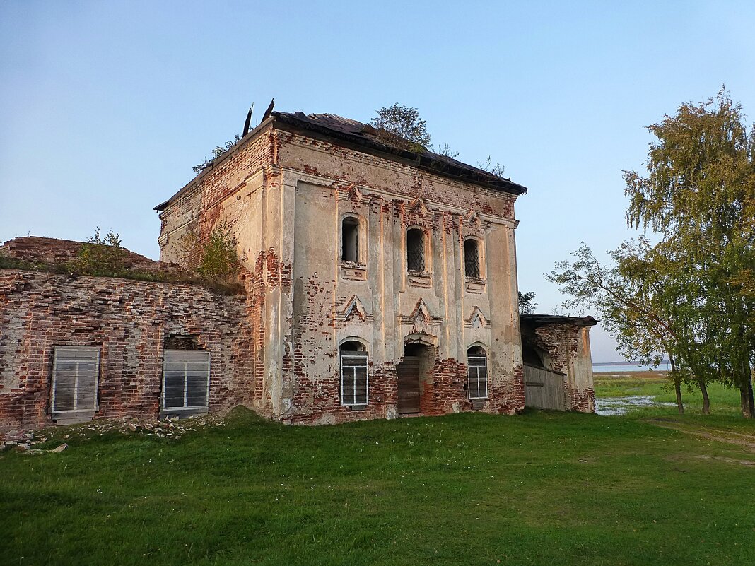 Руины Казанского храма в Весьегонске - Лидия Бусурина