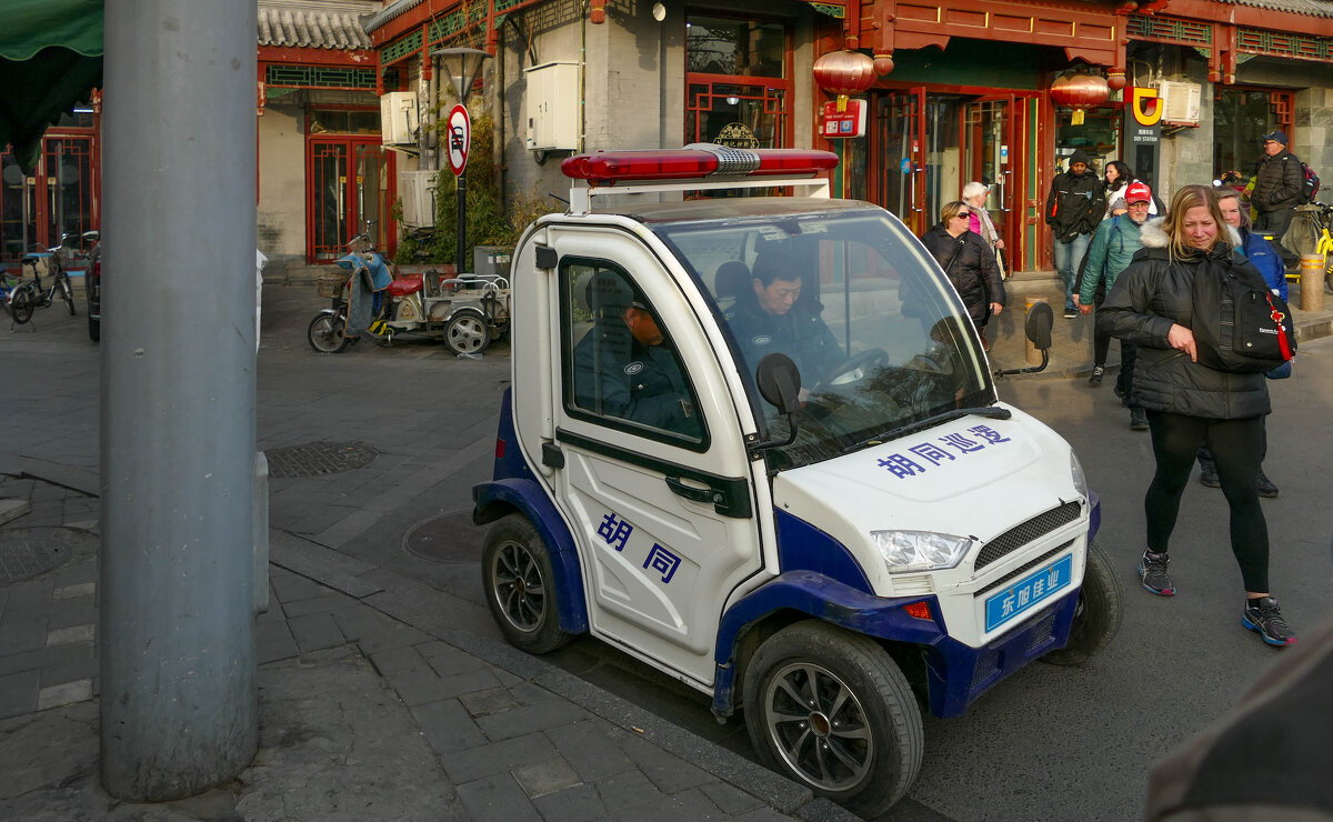 Так разъезжает полиция по улочкам Пекина - Юрий Поляков