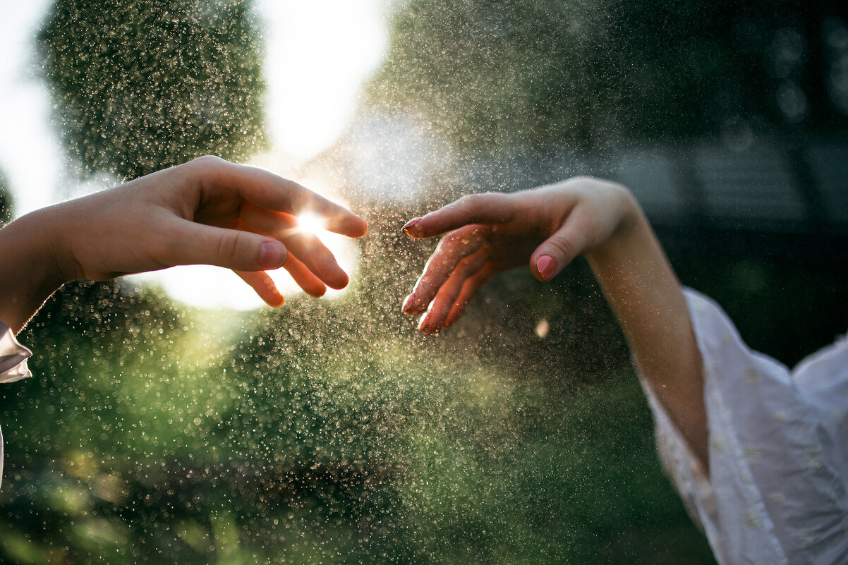 Пальцы соприкасаются на фоне солнечных капель воды - Lenar Abdrakhmanov